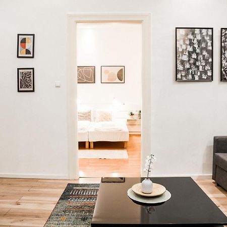 Stylish And Spacious ! Central Location Kazincy Netflix Budapeste Exterior foto