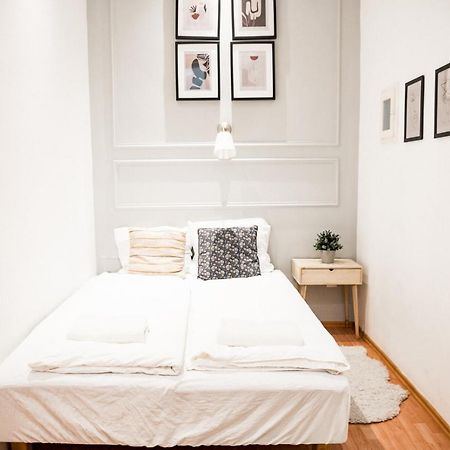 Stylish And Spacious ! Central Location Kazincy Netflix Budapeste Exterior foto