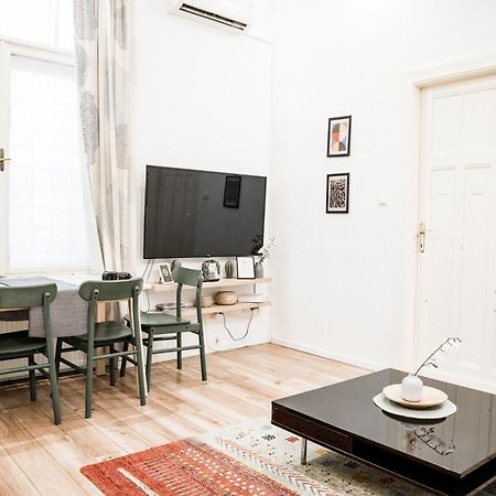 Stylish And Spacious ! Central Location Kazincy Netflix Budapeste Exterior foto