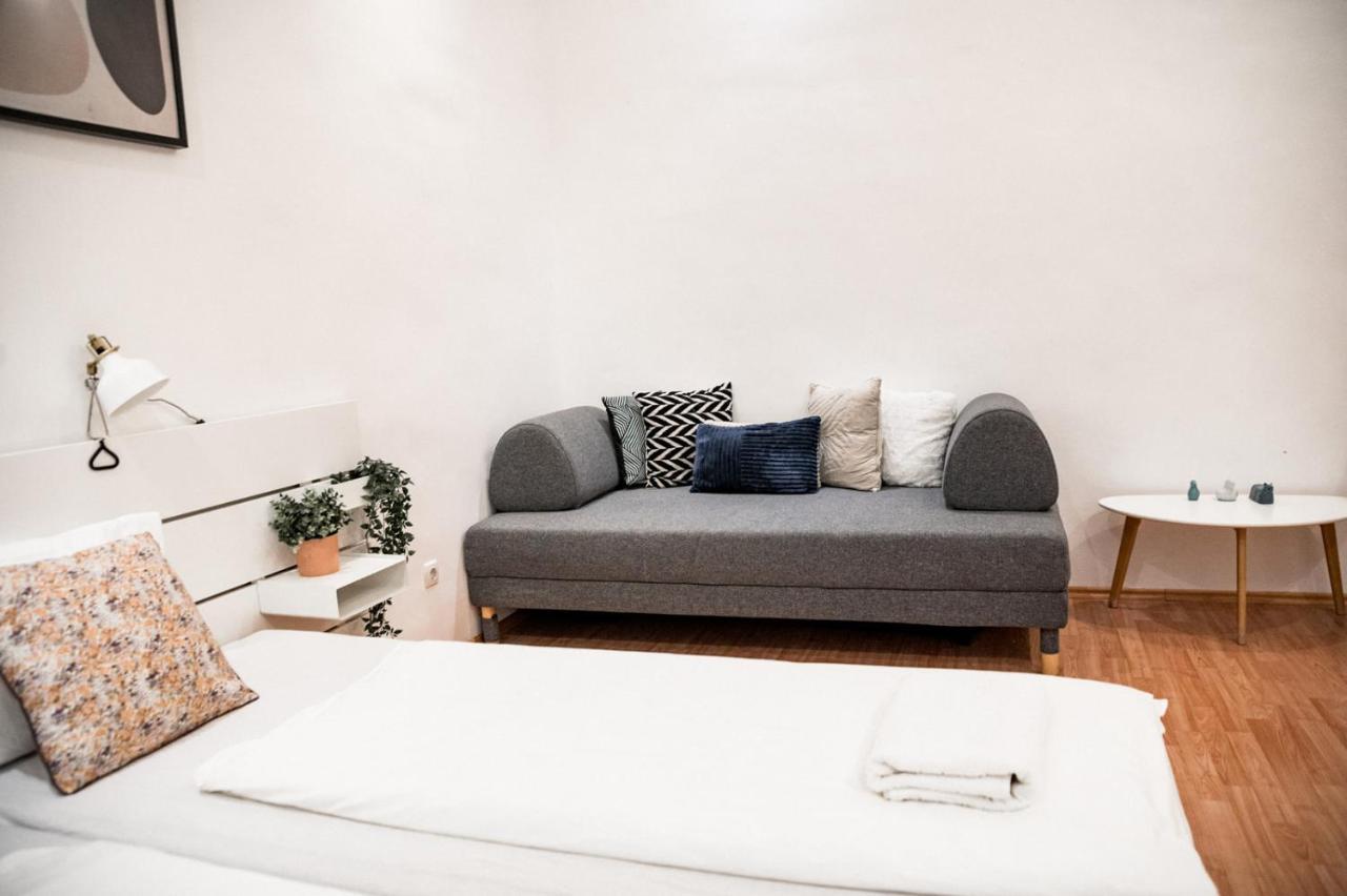 Stylish And Spacious ! Central Location Kazincy Netflix Budapeste Exterior foto