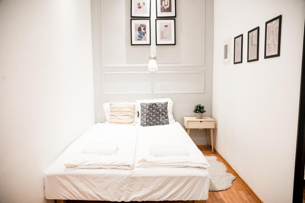 Stylish And Spacious ! Central Location Kazincy Netflix Budapeste Exterior foto