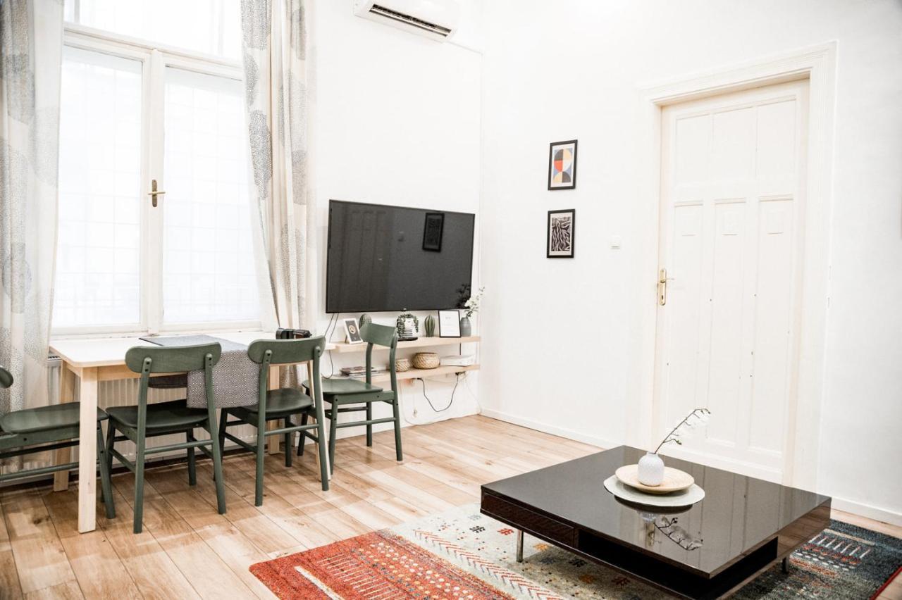 Stylish And Spacious ! Central Location Kazincy Netflix Budapeste Exterior foto